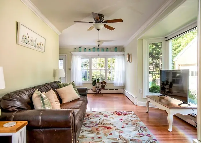 Beautiful Fully-Furnished Colonial In Millersville