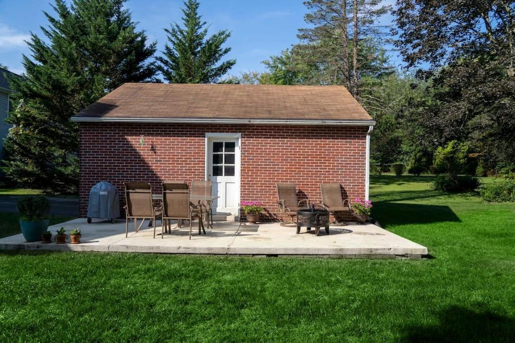 Beautiful Fully-furnished Colonial In Holiday home *
