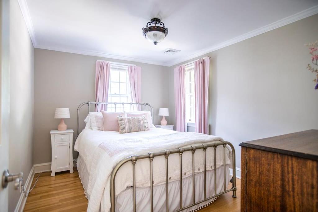 Beautiful Fully-furnished Colonial In Holiday home Millersville