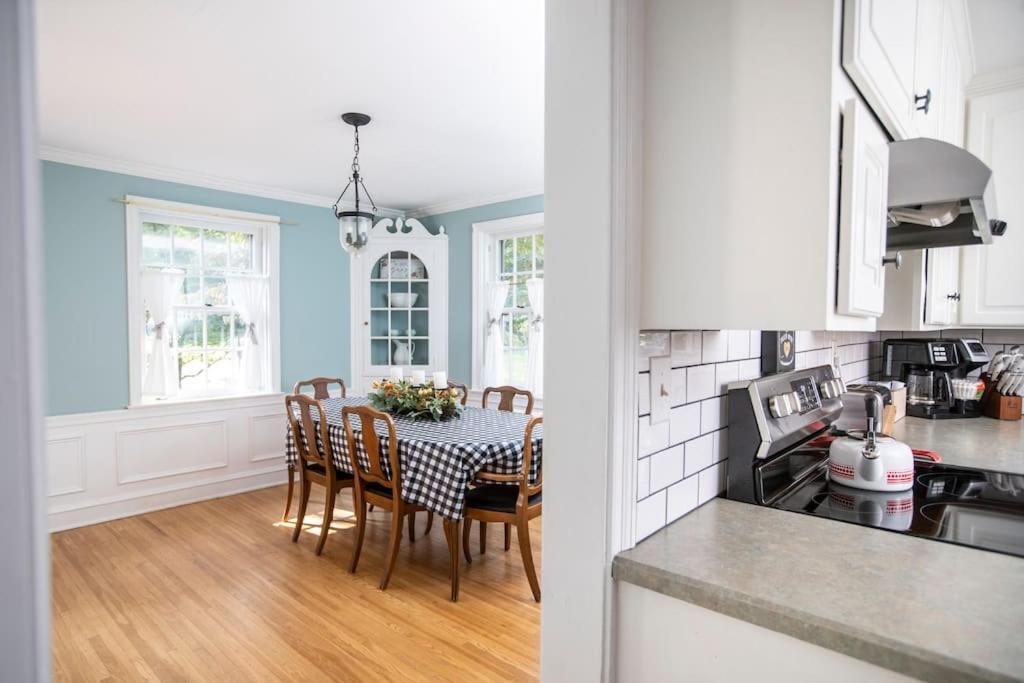Beautiful Fully-furnished Colonial In Holiday home Millersville