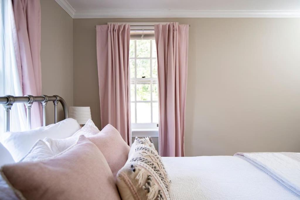 Beautiful Fully-furnished Colonial In Holiday home *