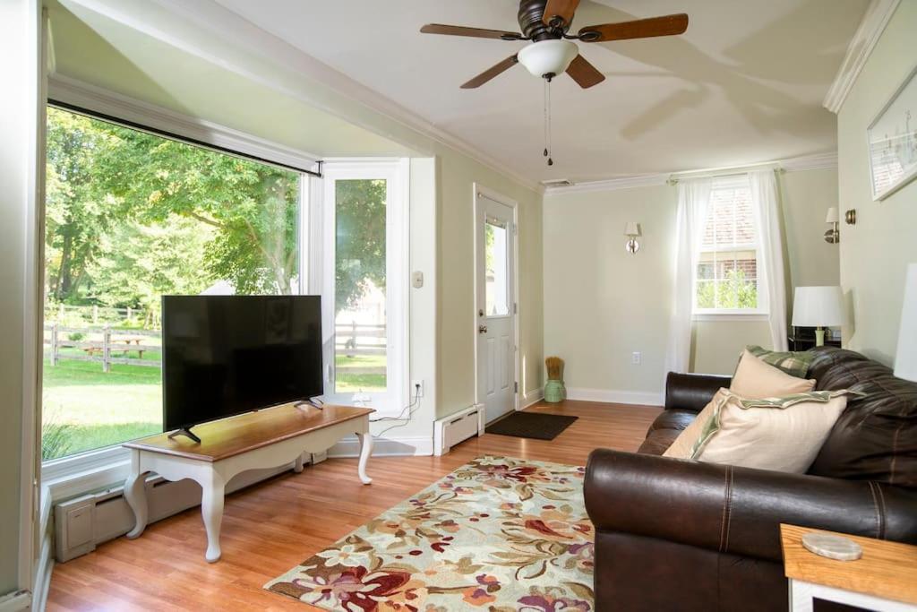 Beautiful Fully-furnished Colonial In Holiday home