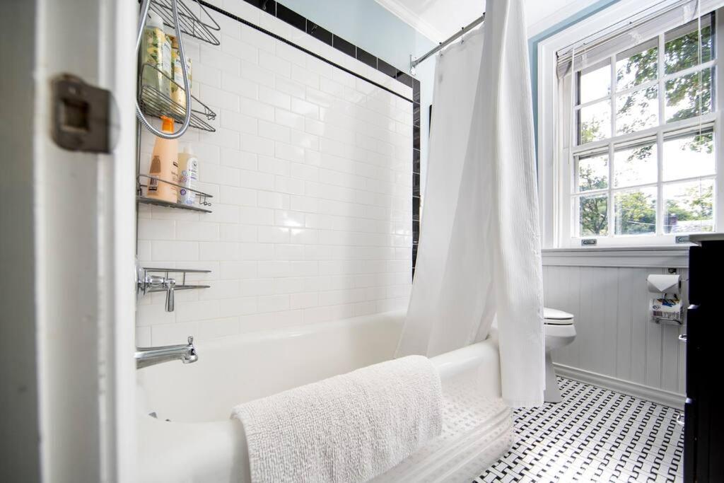 Beautiful Fully-furnished Colonial In Holiday home *
