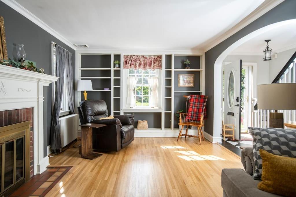 Beautiful Fully-furnished Colonial In Holiday home Millersville