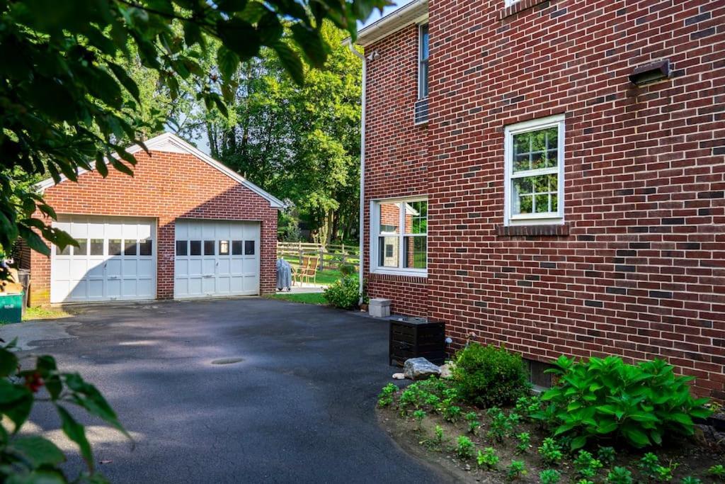 Beautiful Fully-furnished Colonial In Holiday home *