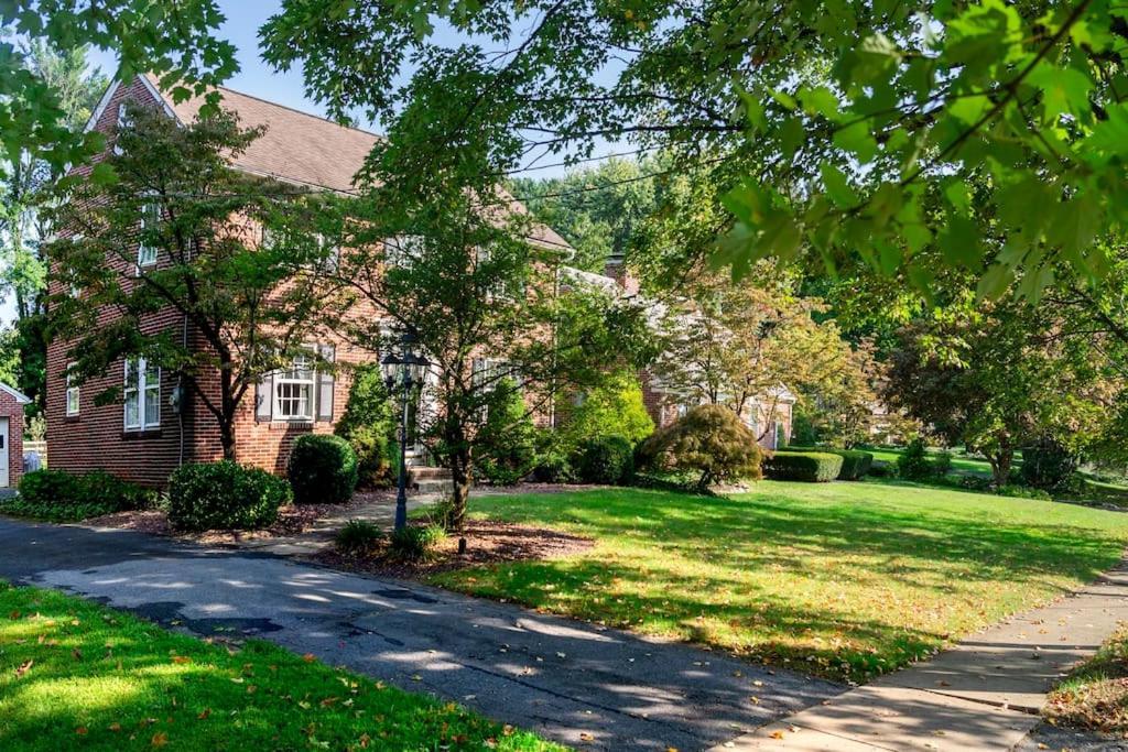 Beautiful Fully-furnished Colonial In Holiday home Millersville