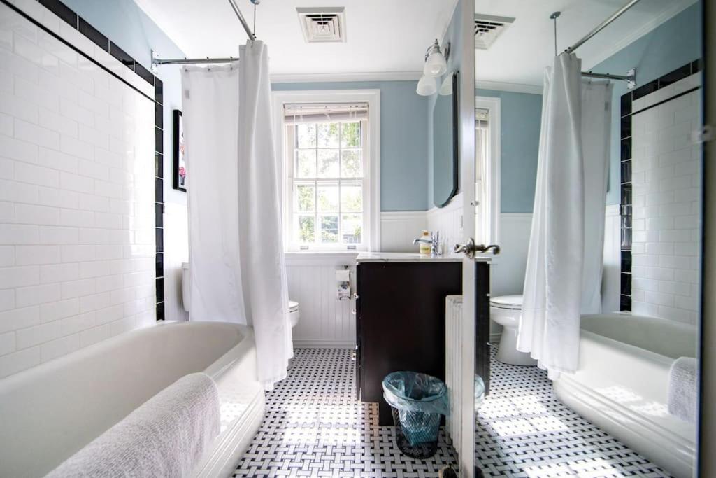 Beautiful Fully-furnished Colonial In * Millersville